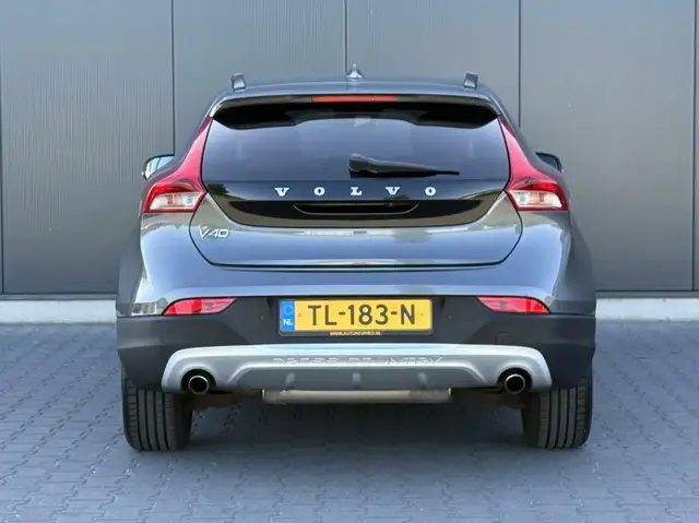 Volvo V40 Cross Country view 8