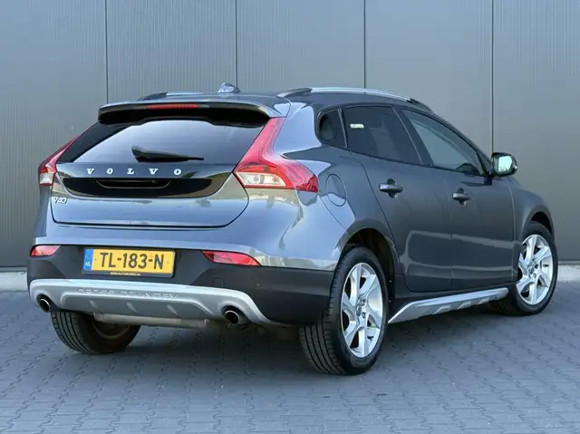Volvo V40 Cross Country view 4