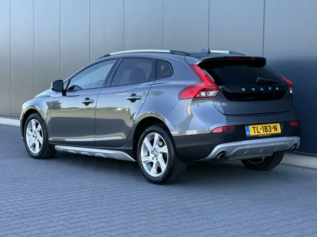 Volvo V40 Cross Country view 11