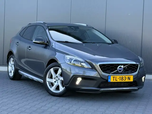 Volvo V40 Cross Country view 2