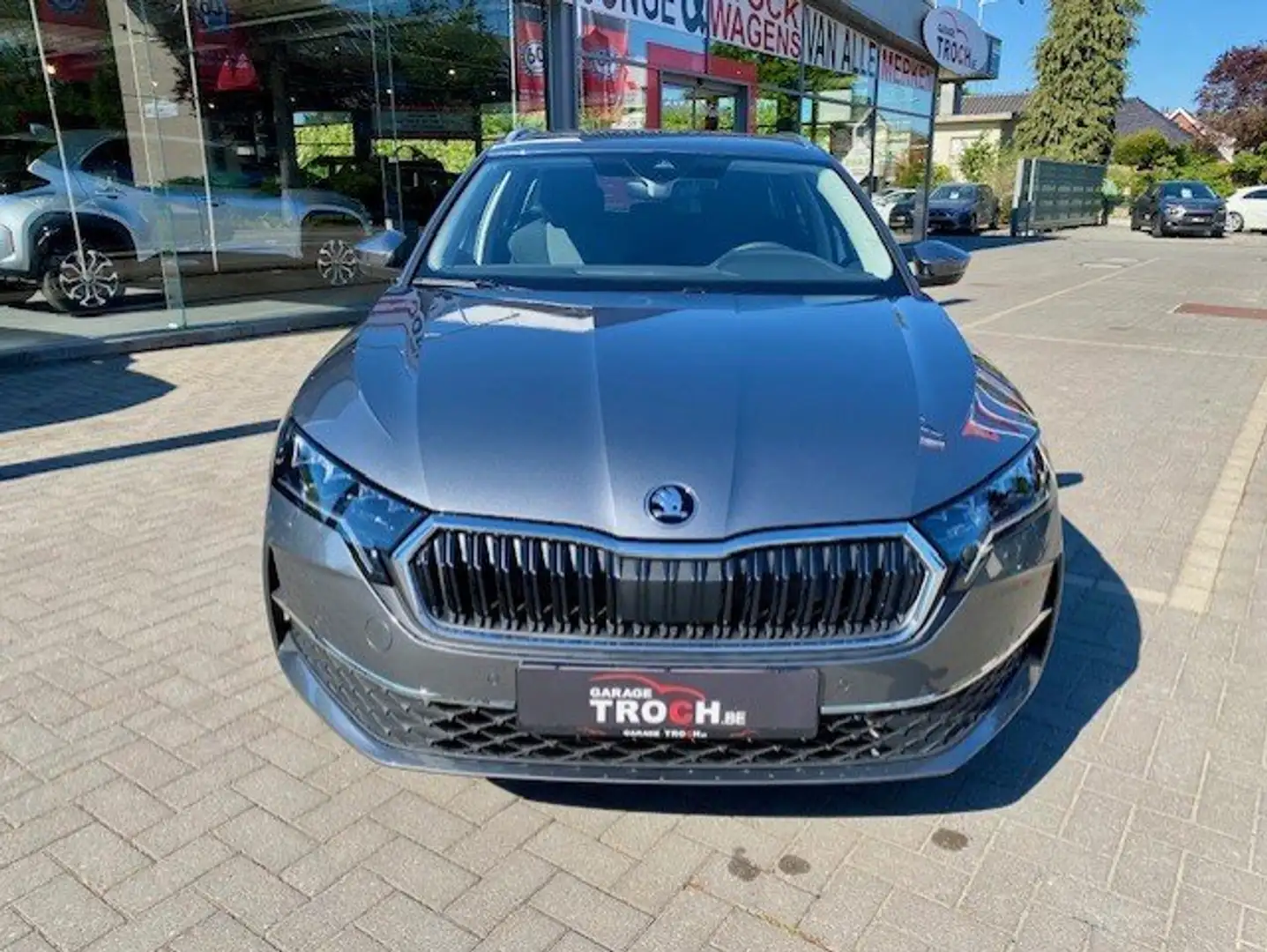 Skoda Octavia Combi 1.5 TSI Selection Nieuwe wagen Full option. Grijs - 2