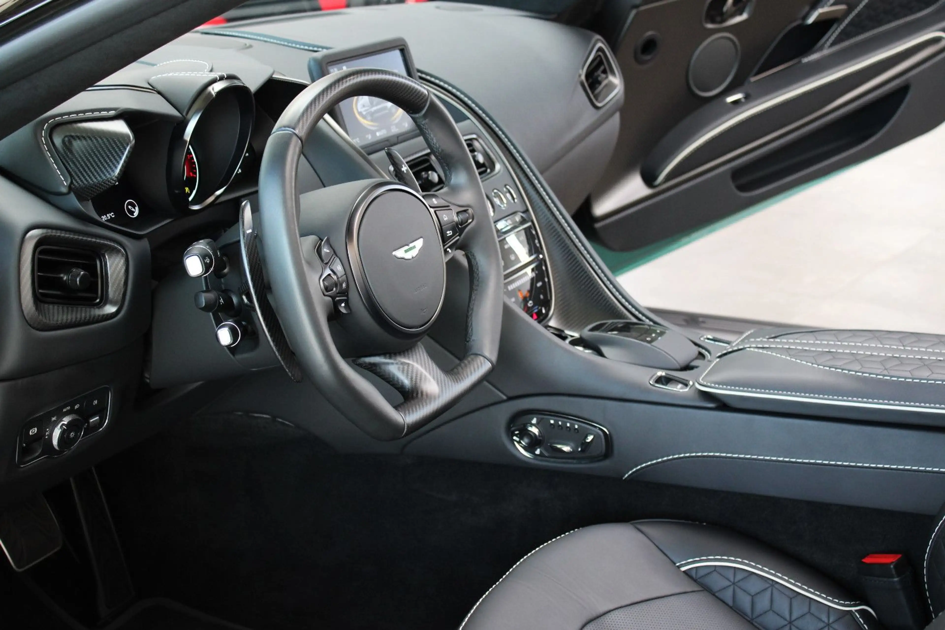 Aston Martin DBS 5.2 V12 VOLANTE RACING GREEN! — photo 3