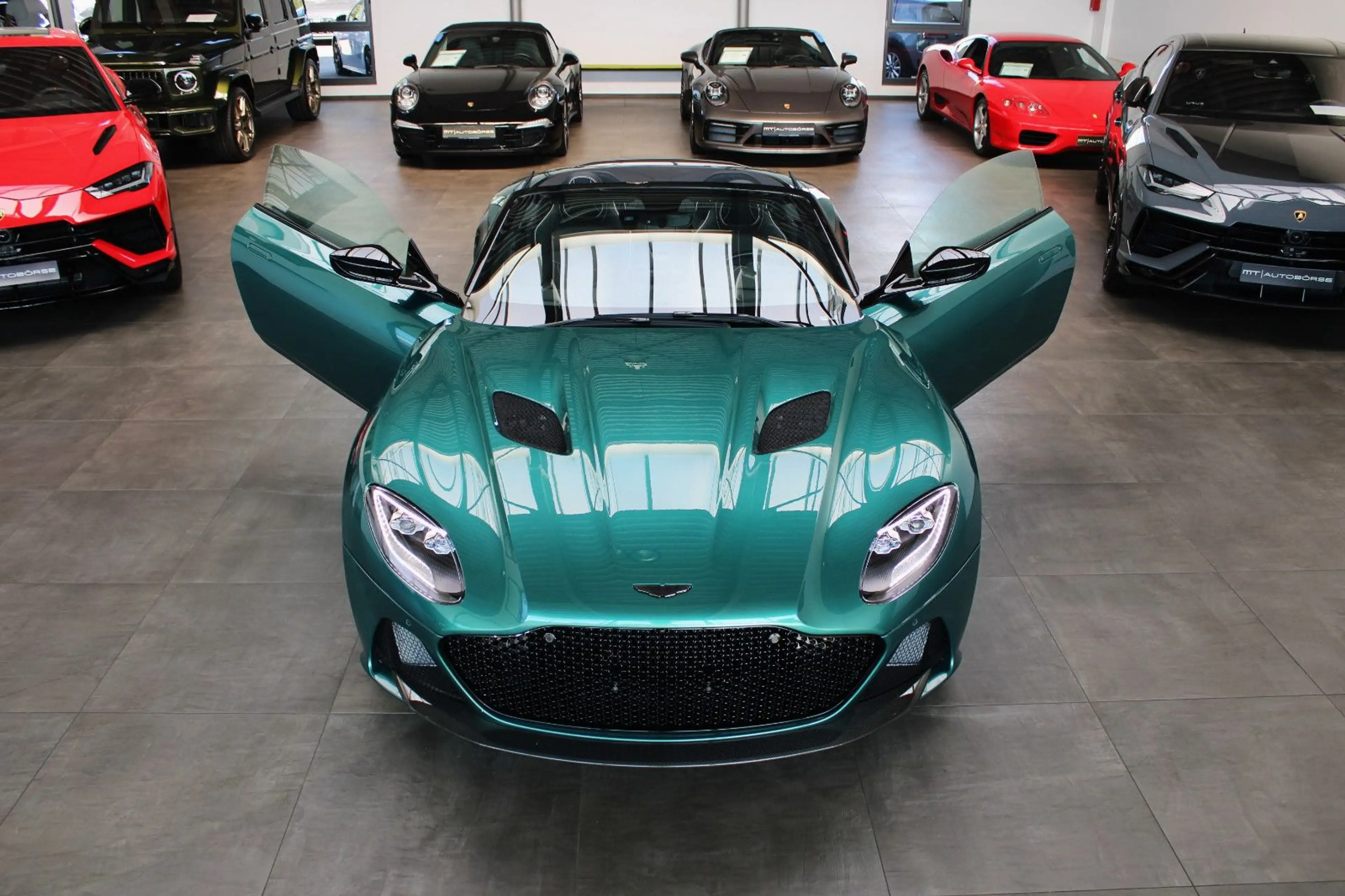 Aston Martin DBS 5.2 V12 VOLANTE RACING GREEN! — photo 8
