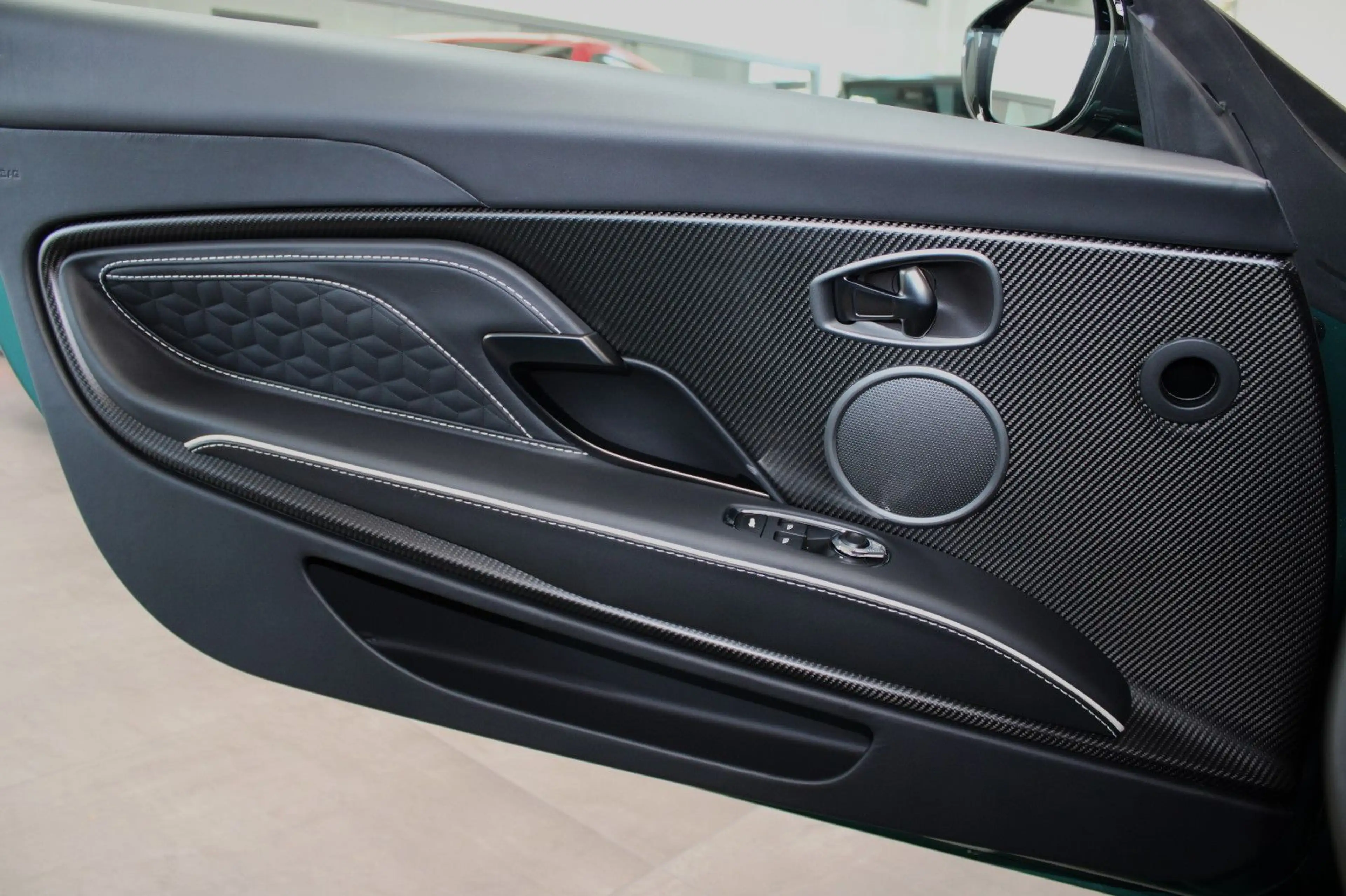 Aston Martin DBS 5.2 V12 VOLANTE RACING GREEN! — photo 13