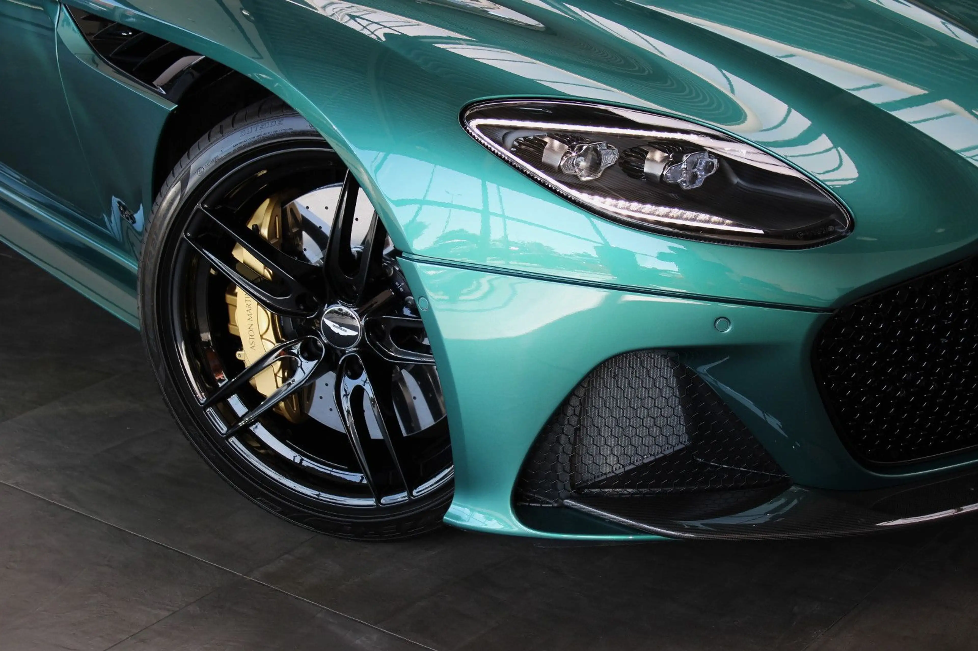 Aston Martin DBS 5.2 V12 VOLANTE RACING GREEN! — photo 7