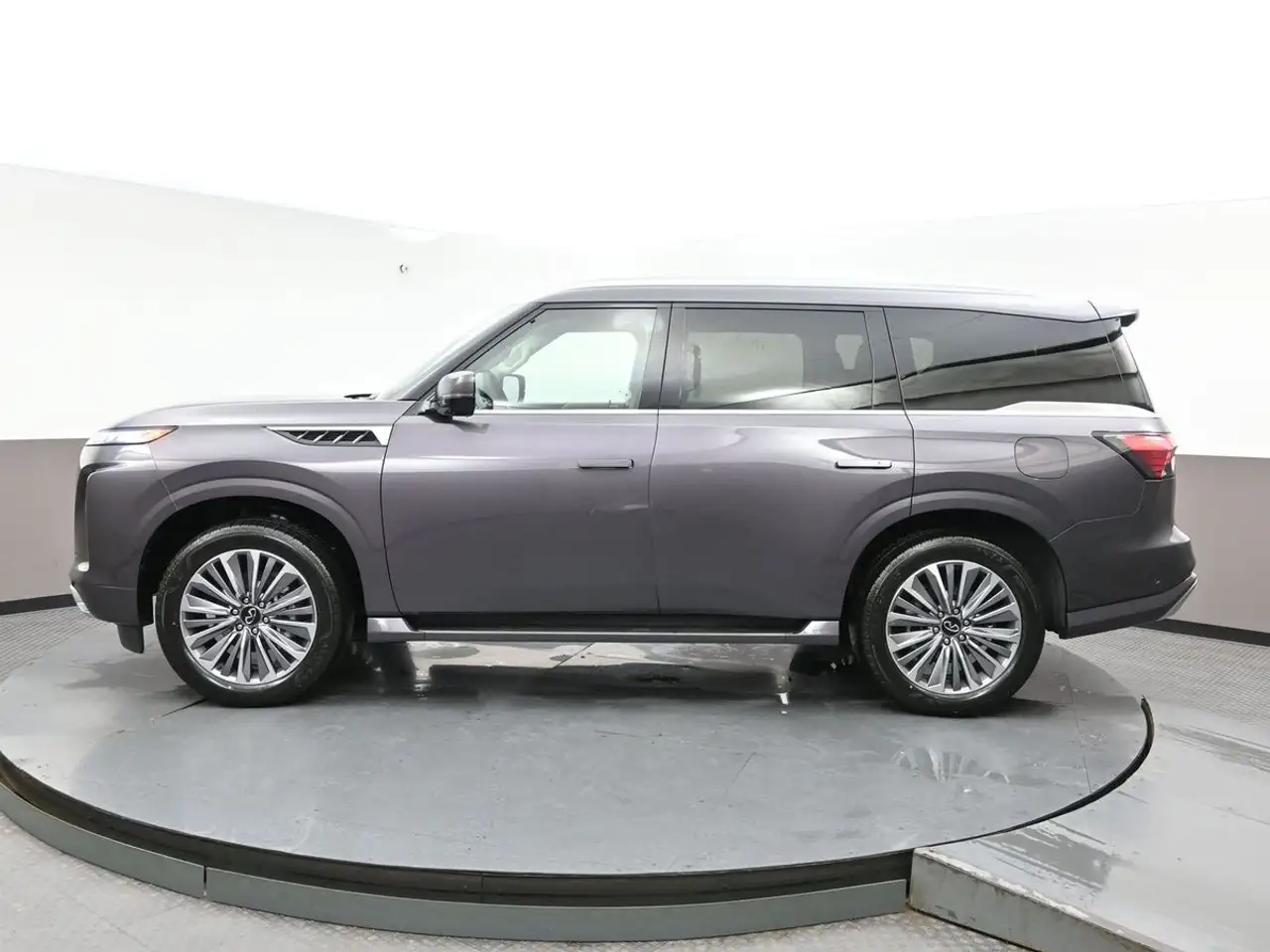 Infiniti QX80 снимка Infiniti QX80