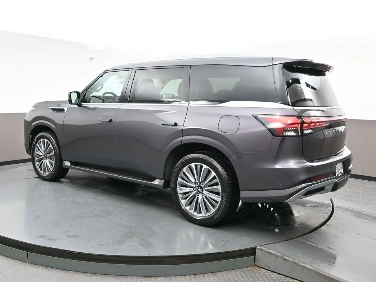 Infiniti QX80 снимка Infiniti QX80
