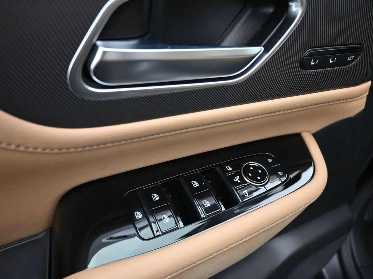 Infiniti QX80 снимка Infiniti QX80