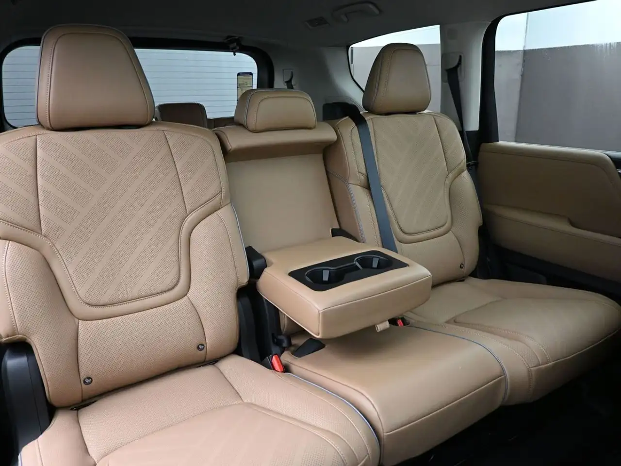 Infiniti QX80 снимка Infiniti QX80