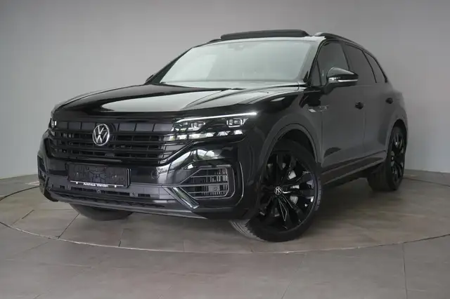Volkswagen Touareg view 3