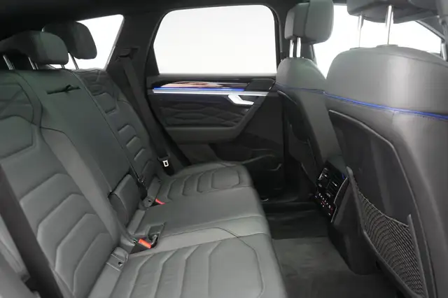 Volkswagen Touareg view 8