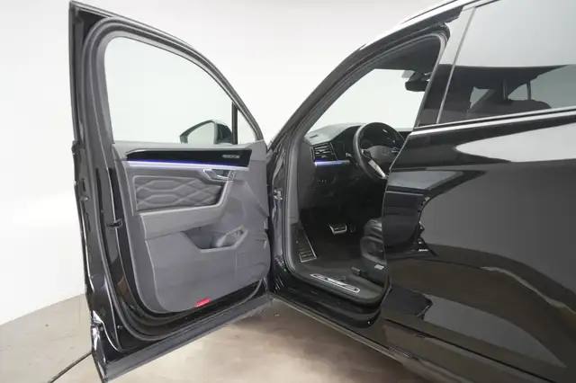 Volkswagen Touareg view 11