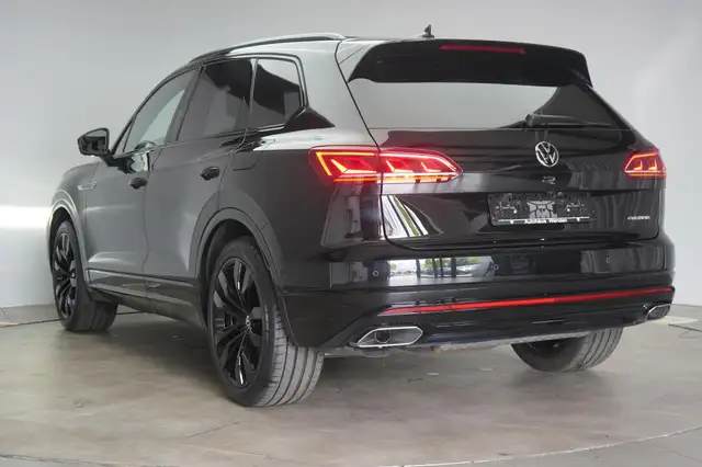 Volkswagen Touareg view 4