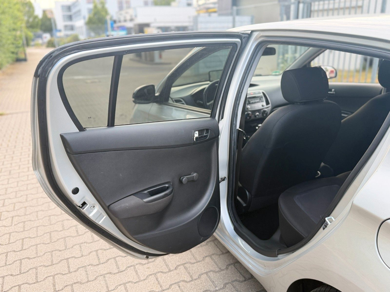 Hyundai i20 Style Automatik 8 Fachbereift — photo 9