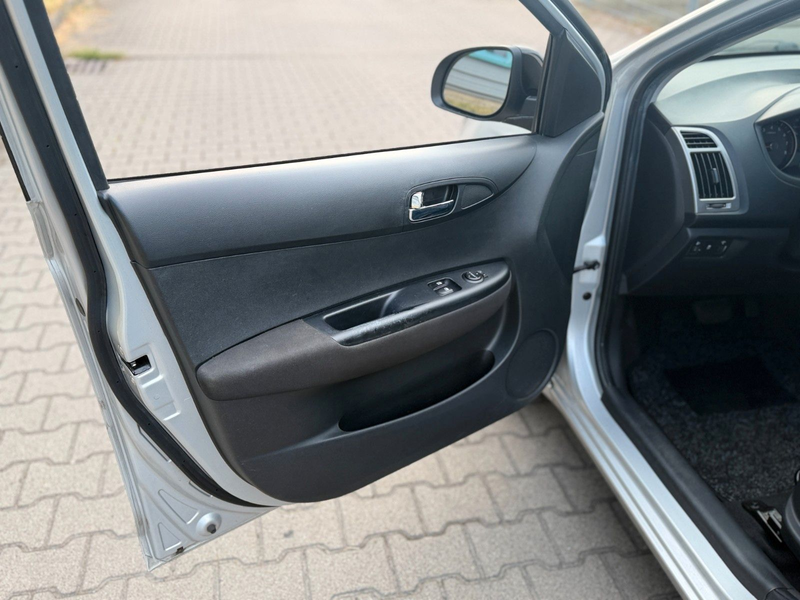 Hyundai i20 Style Automatik 8 Fachbereift — photo 12