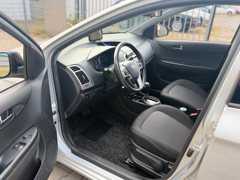 Hyundai i20 Style Automatik 8 Fachbereift — photo 13