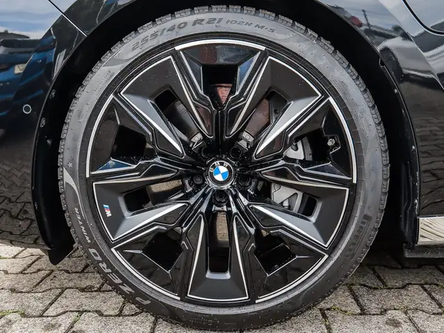 BMW 7 Series view 4