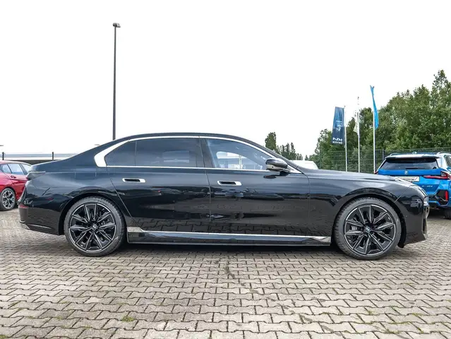 BMW 7 Series view 11