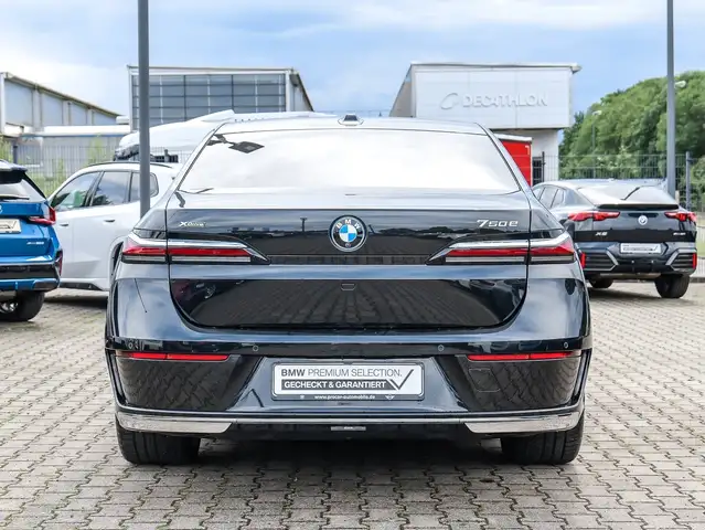 BMW 7 Series view 12