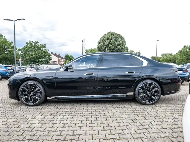 BMW 7 Series view 10