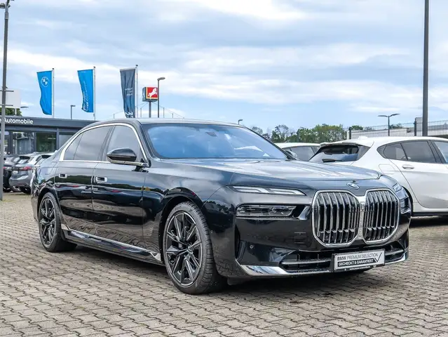 BMW 7 Series view 6