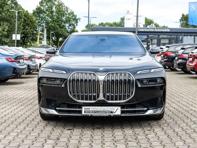 BMW 7 Series view 9