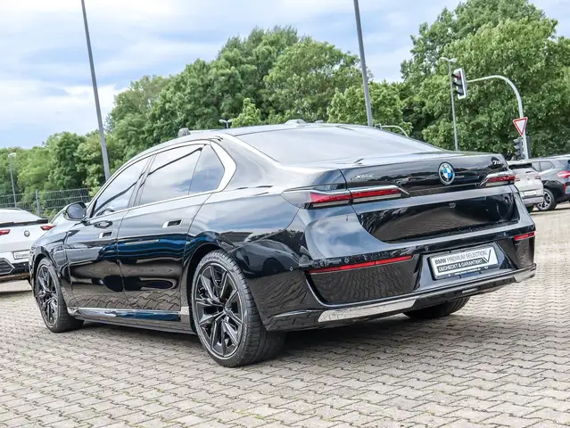 BMW 7 Series view 7