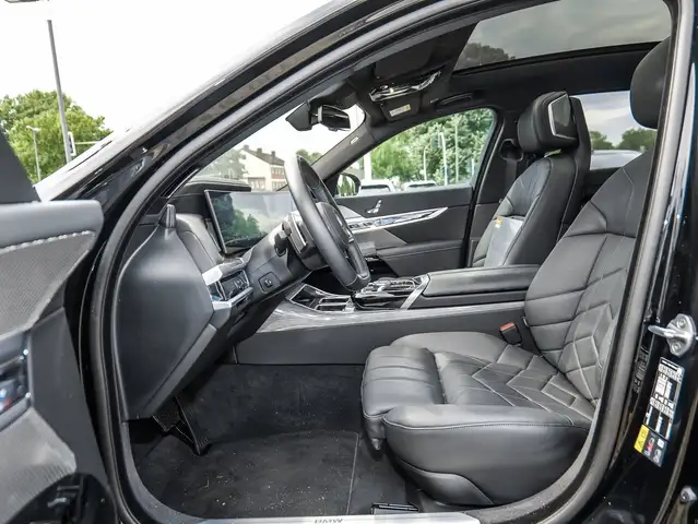 BMW 7 Series view 5