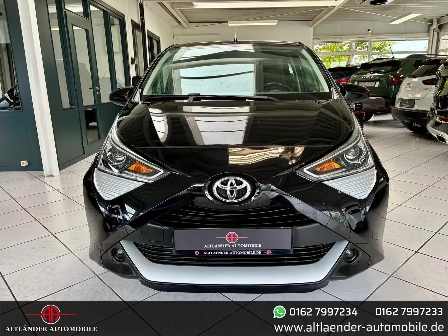 Toyota Aygo X 1.0 x-play *1.Hand*Carplay*Cam*Klima*ZV Schwarz - 2