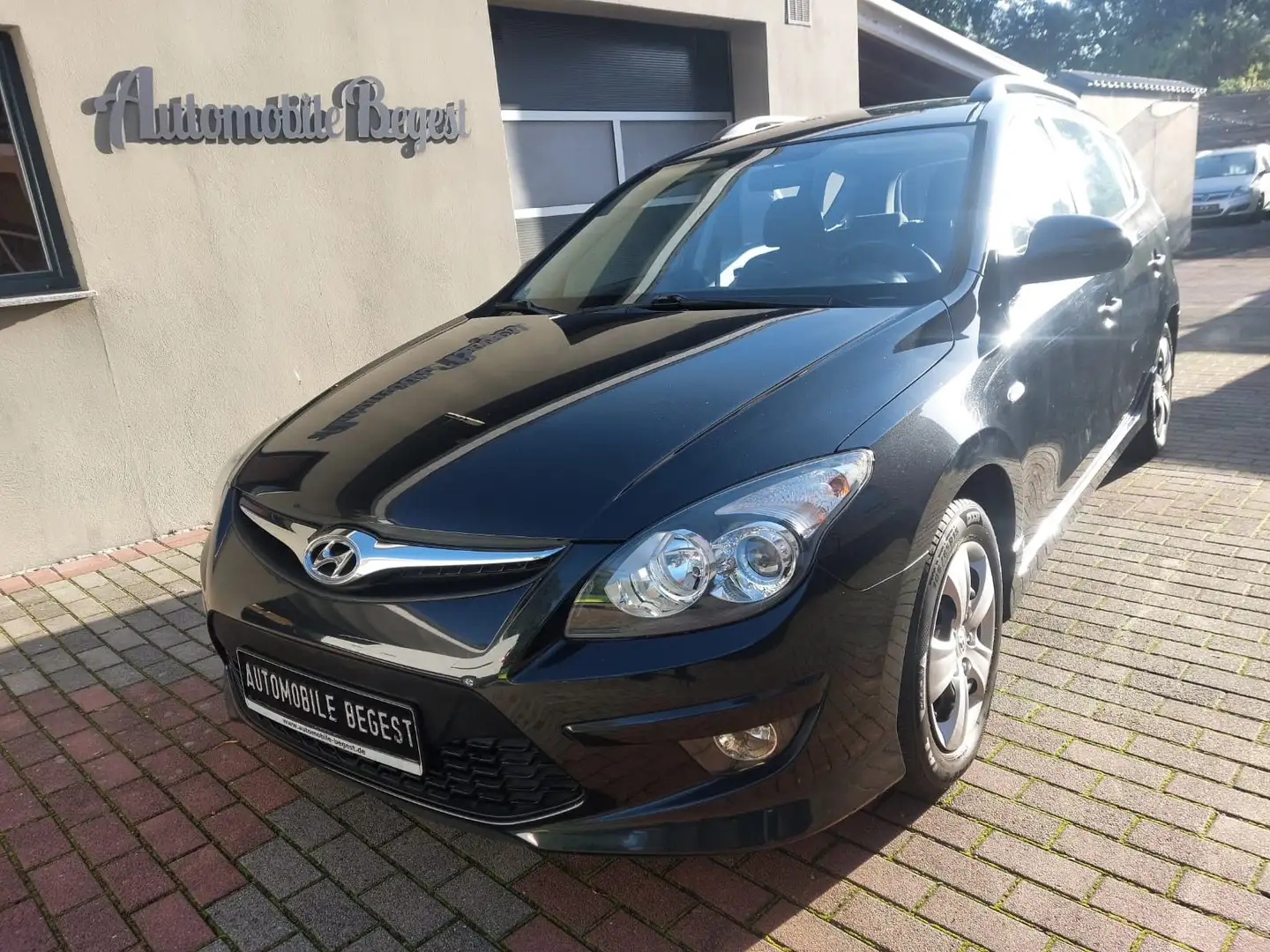 Hyundai i30 CW 1.4 AHK+ALLWETTER+HU-02/2027+GEPFLEGT! Schwarz - 1