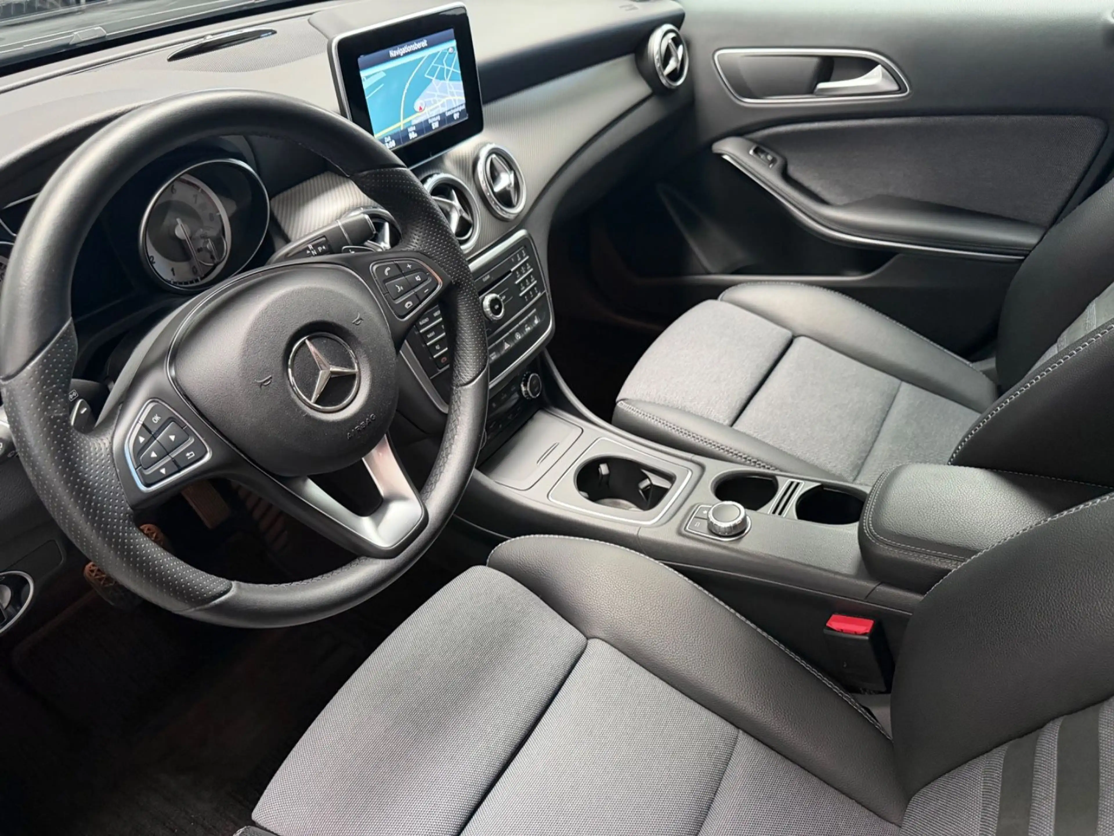 Mercedes-Benz GLA 180 Style /Navi/Cam/Tempomat/1.Hand — photo 10