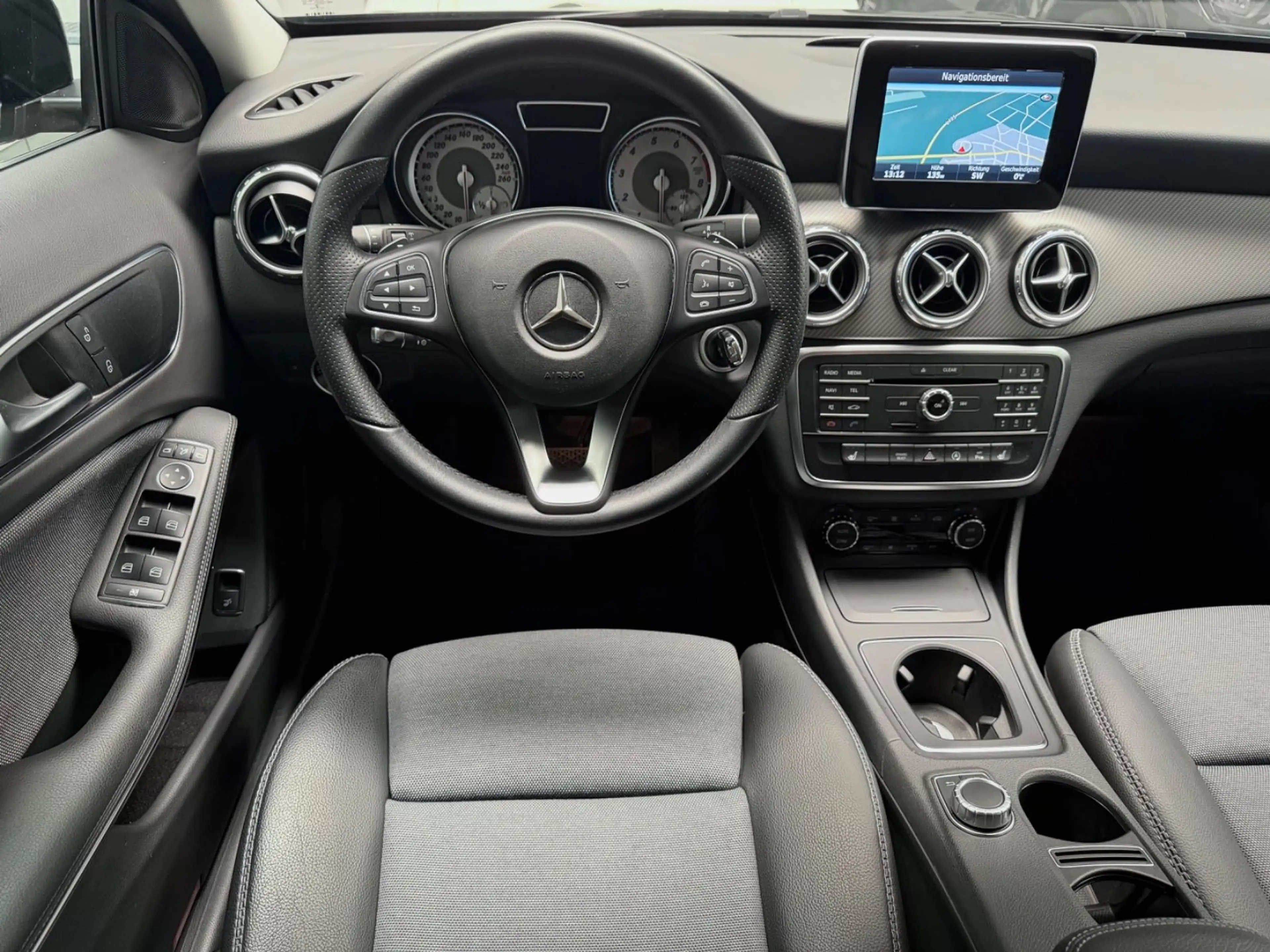 Mercedes-Benz GLA 180 Style /Navi/Cam/Tempomat/1.Hand — photo 13