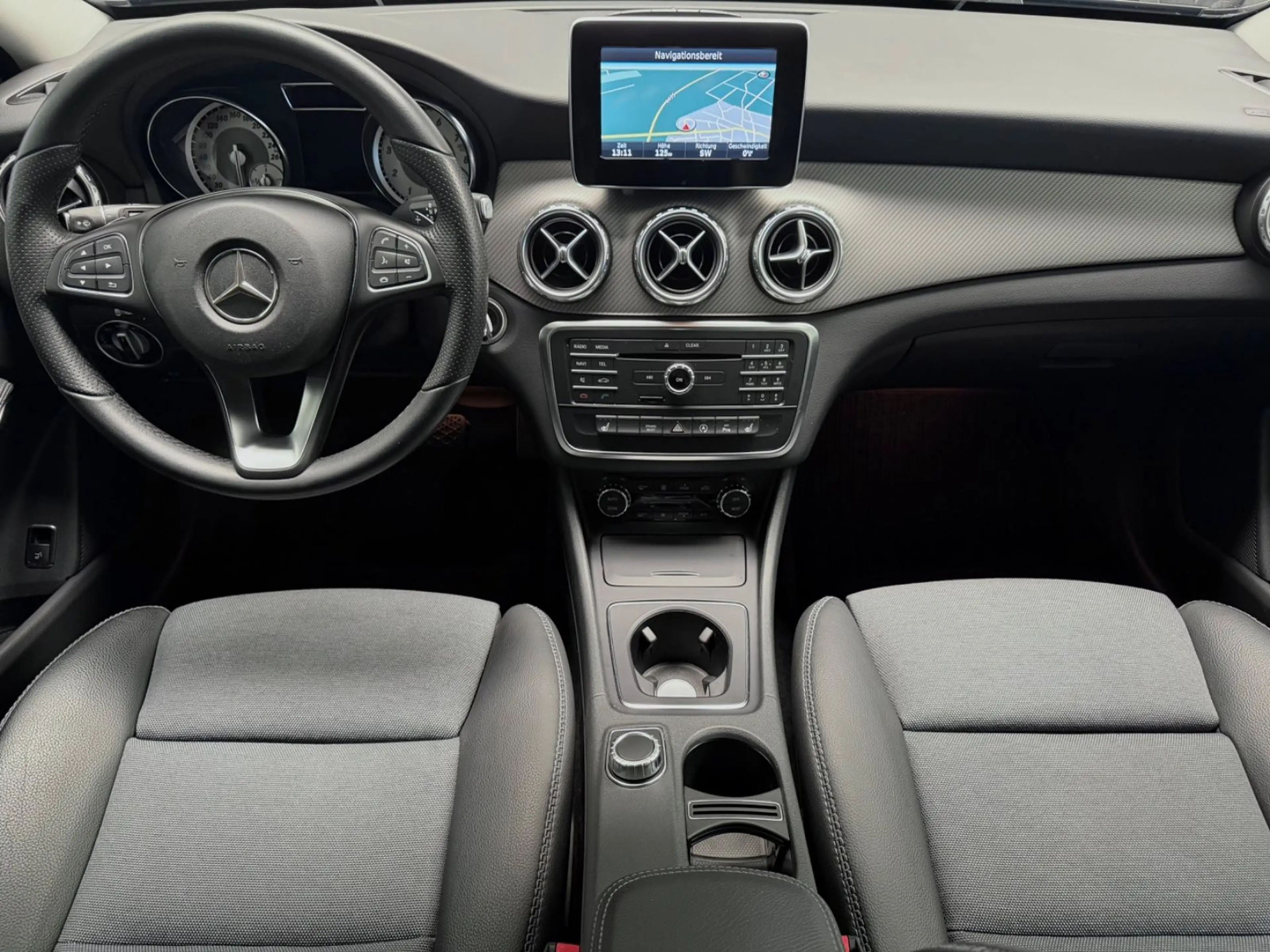 Mercedes-Benz GLA 180 Style /Navi/Cam/Tempomat/1.Hand — photo 12