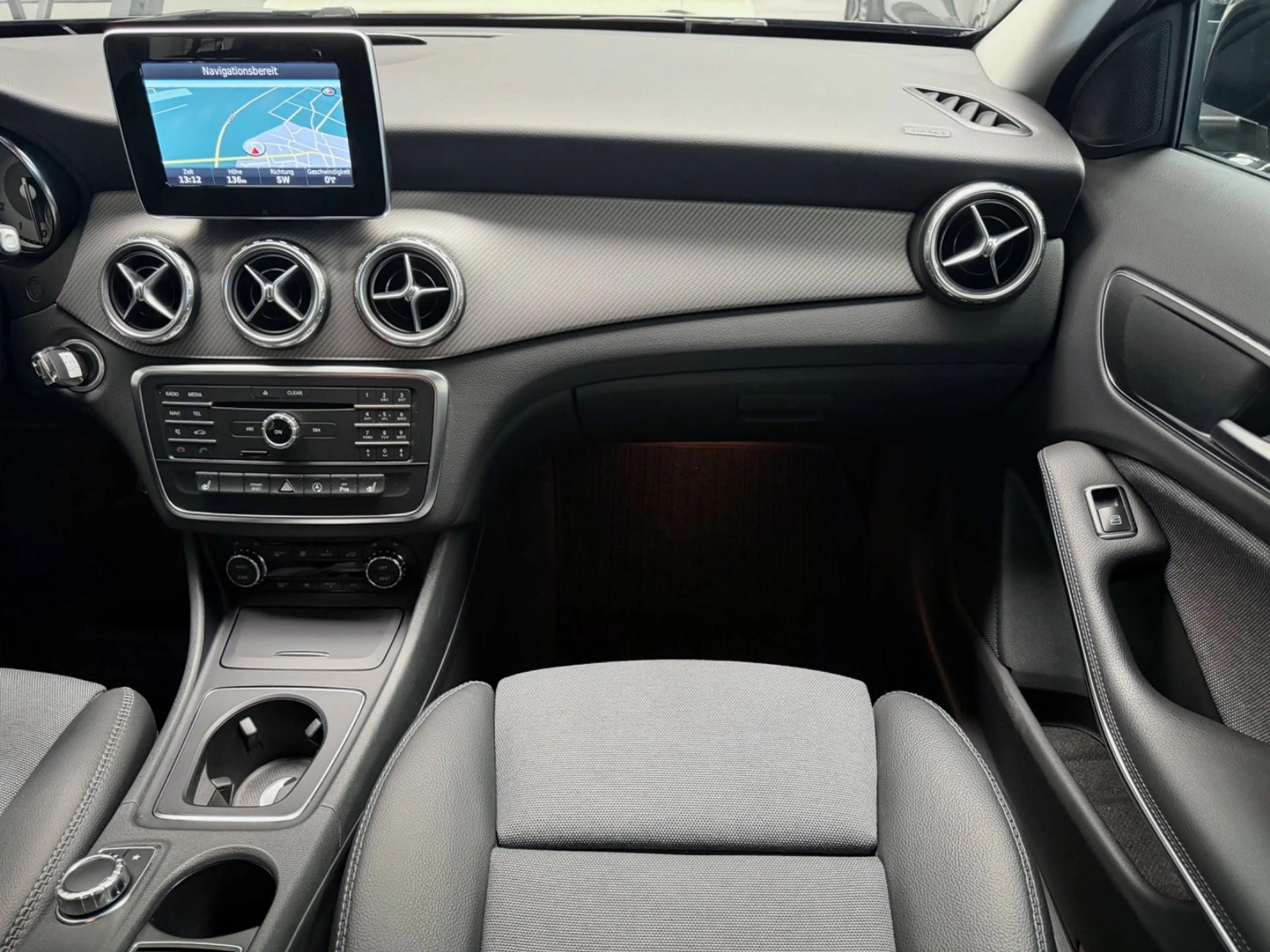 Mercedes-Benz GLA 180 Style /Navi/Cam/Tempomat/1.Hand — photo 14