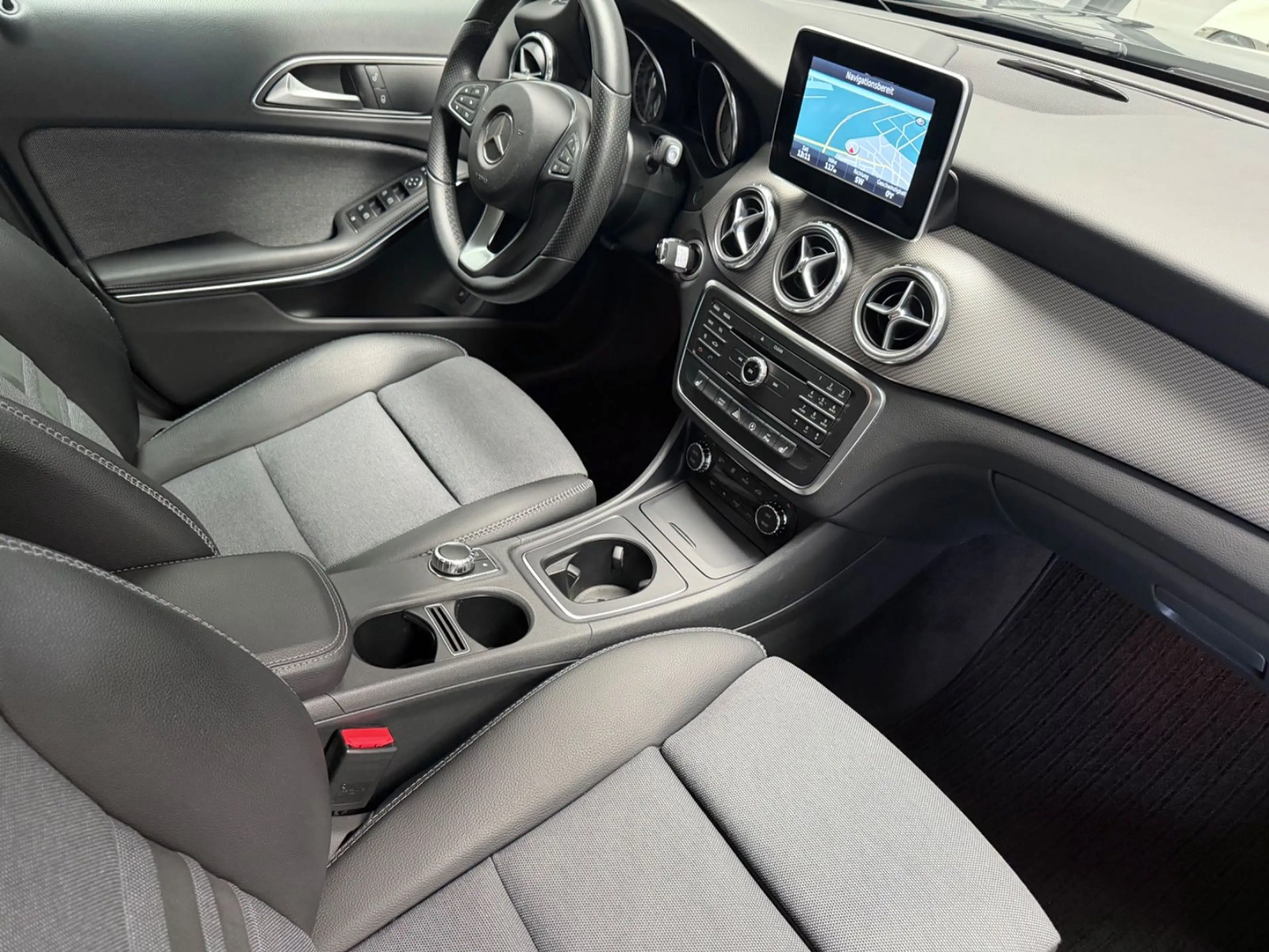 Mercedes-Benz GLA 180 Style /Navi/Cam/Tempomat/1.Hand — photo 11