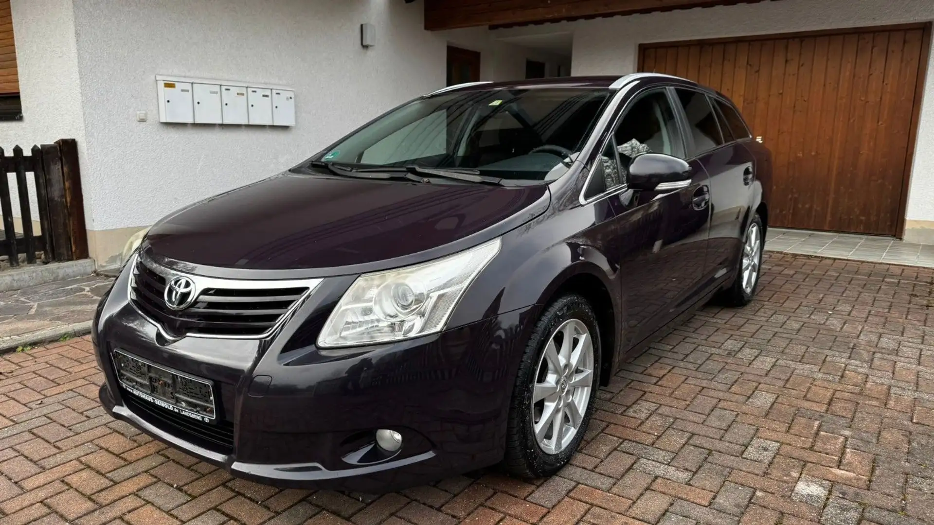Toyota Avensis Kombi Executive*Tempo*AHK*SHZ*Klima*HU* Rot - 1
