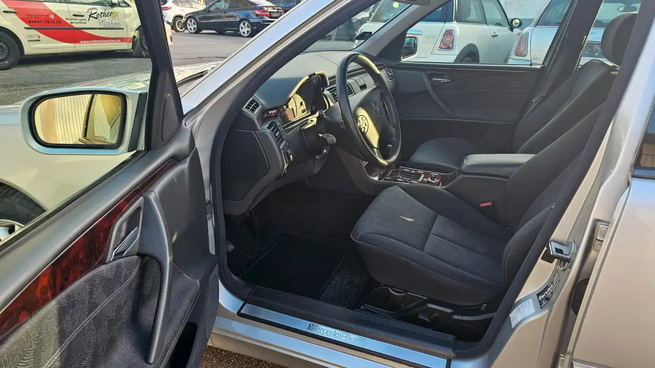Mercedes-Benz E 240 ELEGANCE, 2-Hand Sehr gepflegt, foto 11