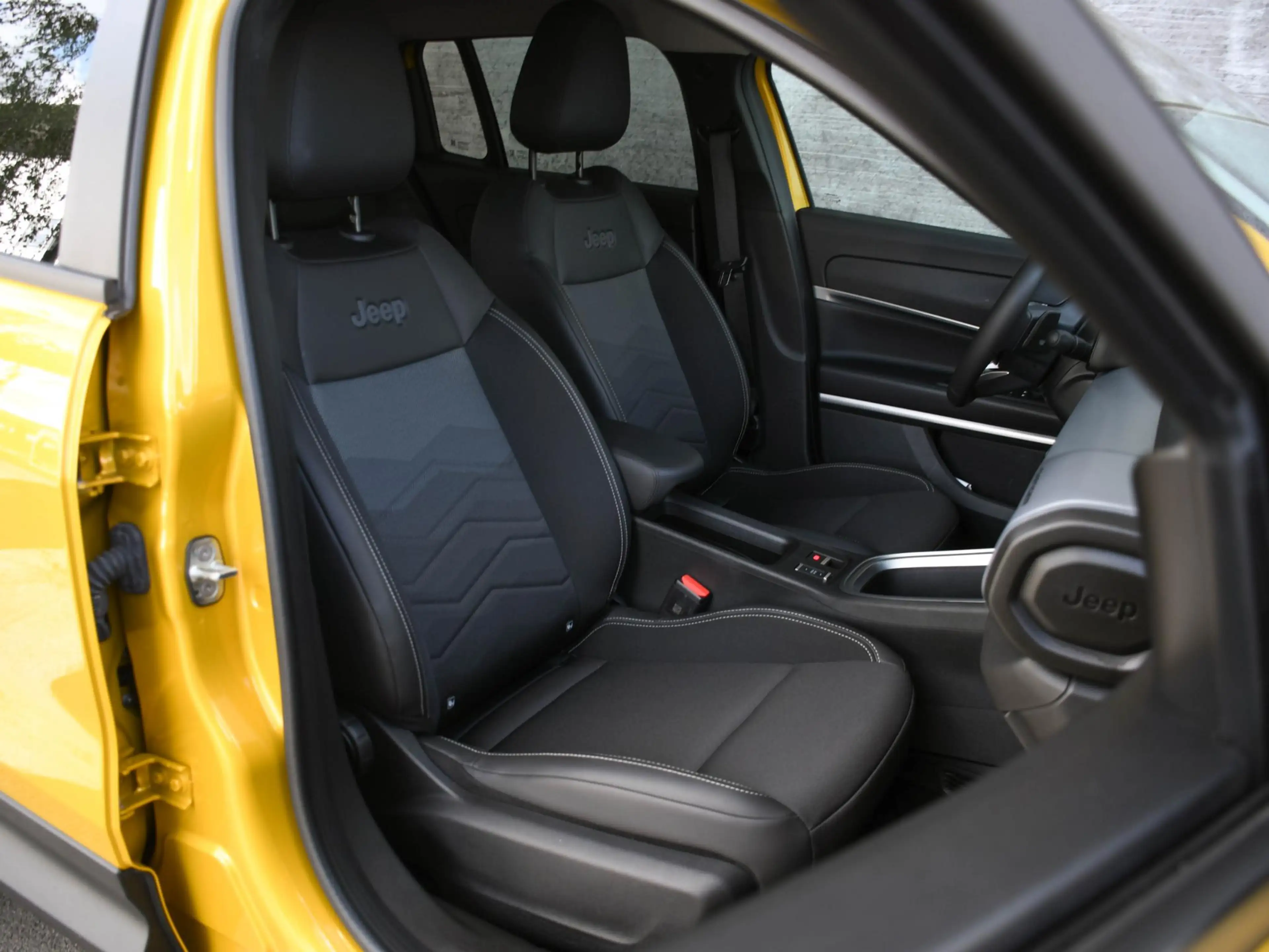 Jeep Avenger Summit 1.2 e-Hybrid 110pk Automaat JBL | ELEK. ACH — photo 10