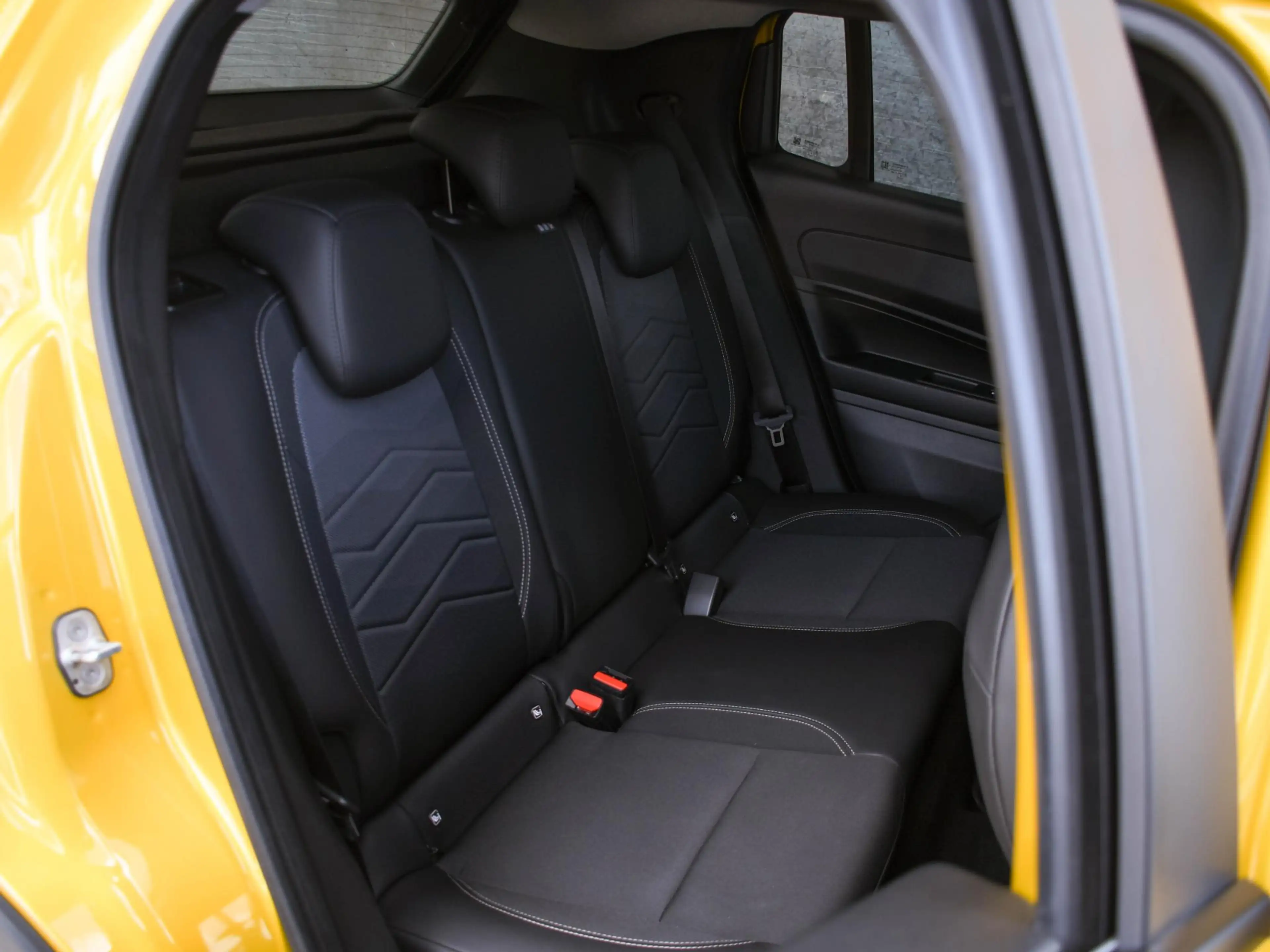 Jeep Avenger Summit 1.2 e-Hybrid 110pk Automaat JBL | ELEK. ACH — photo 11