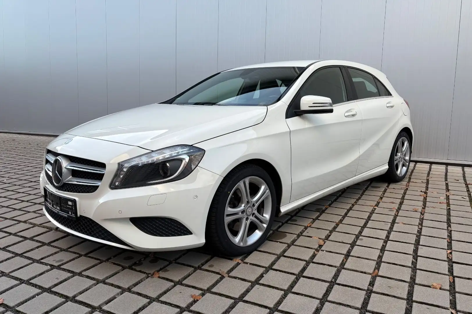 Mercedes-Benz A 180 BlueEfficiency Bi-Xenon NAVI AHK T-LEDER Weiß - 1