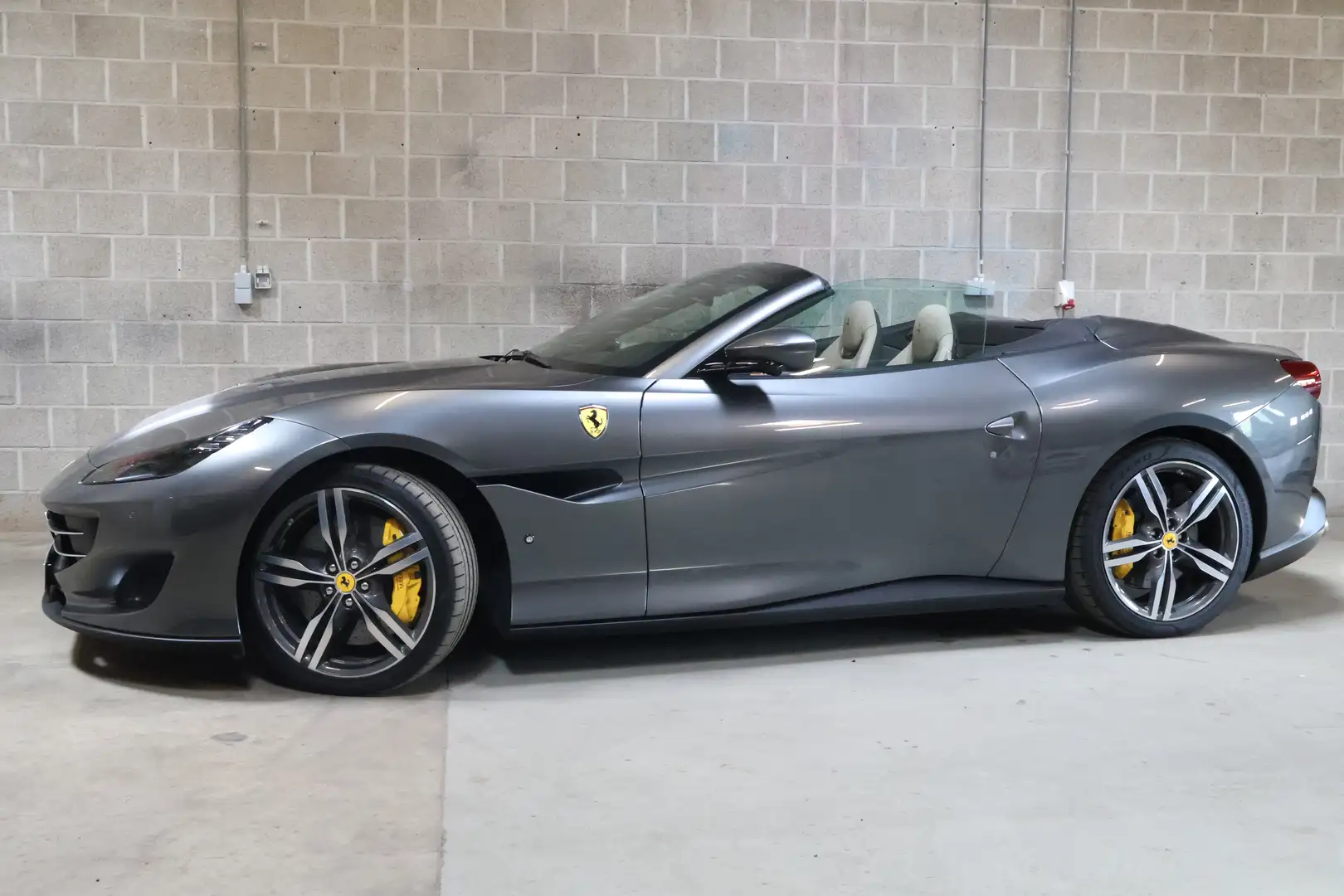 Ferrari Portofino Cabrio| Sportuitlaat| Passagiersdisplay| surround Gris - 2