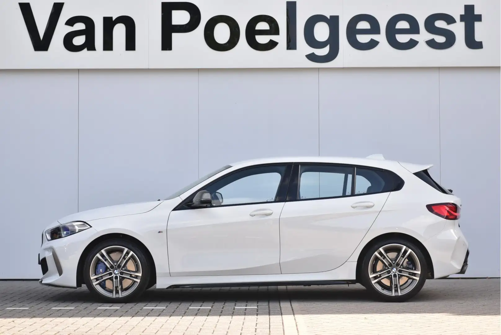 BMW 135 1 Serie M135i xDrive Executive Edition Wit - 2