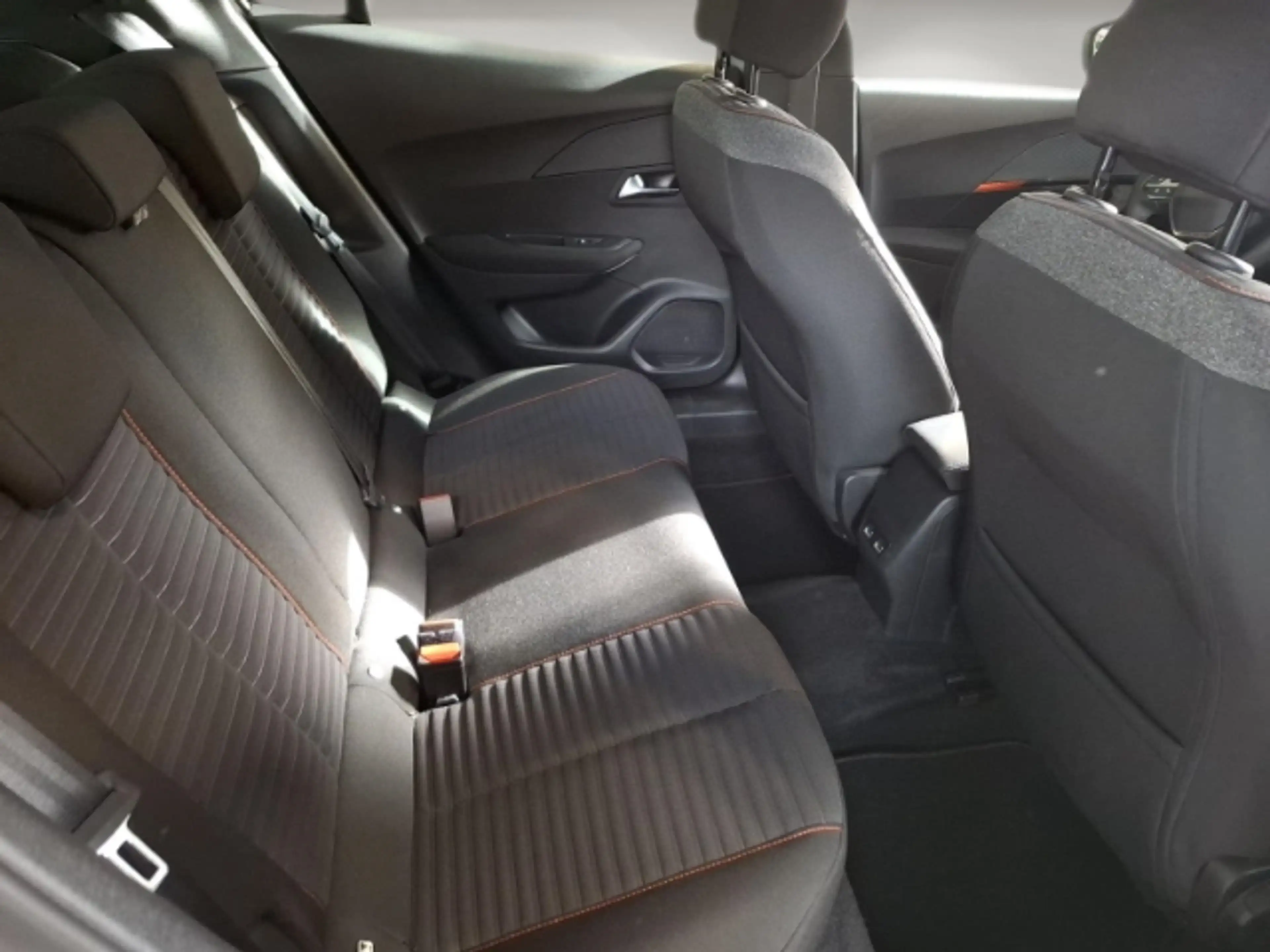 Peugeot 2008 Active Pack 50 kWh/Wärmepumpe/Sitzheizung/AppleCar — photo 13