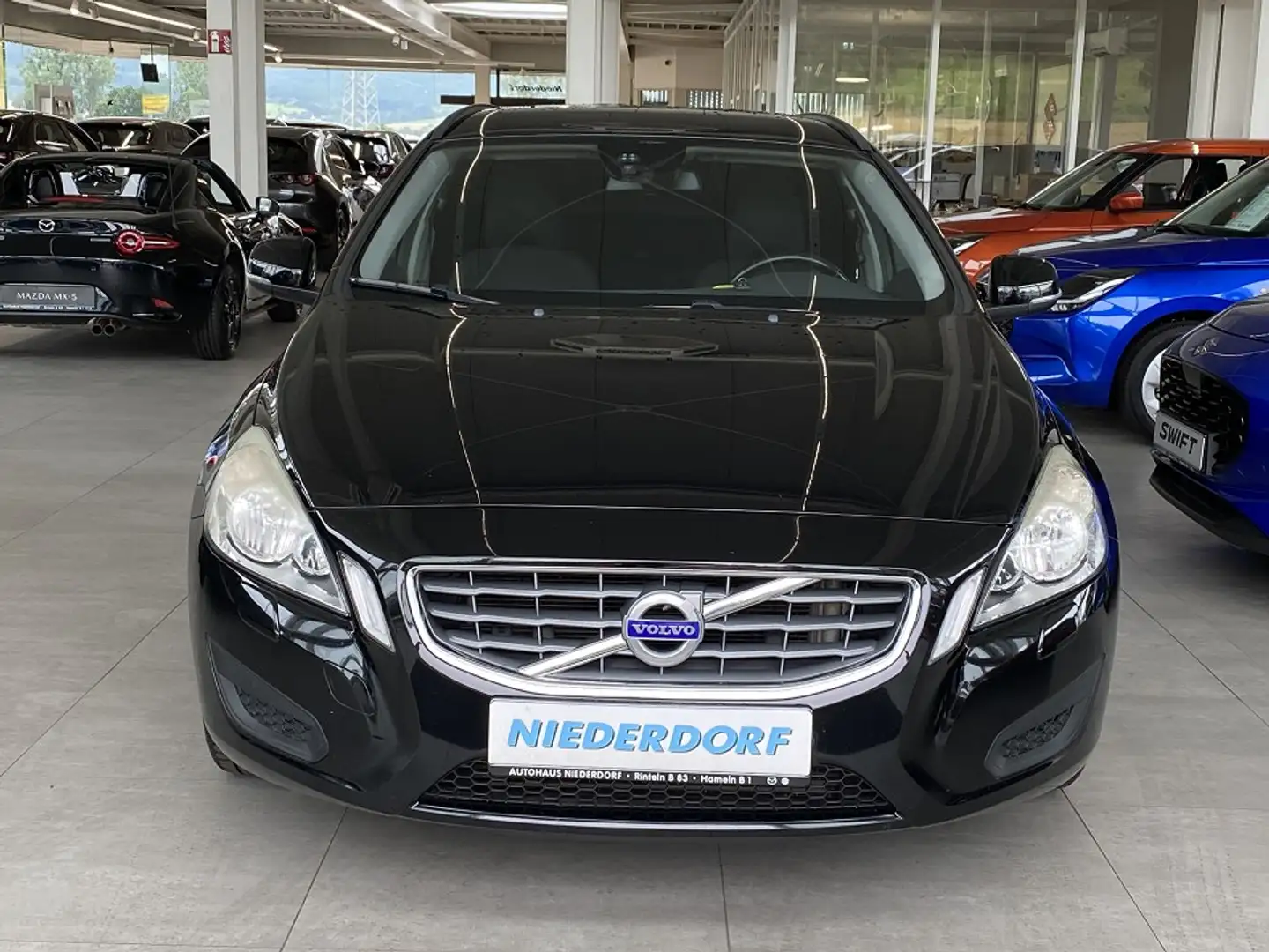 Volvo V60 1.6 Kinetic NAVI Tempom. Sitzhzg Parkpilot Schwarz - 2