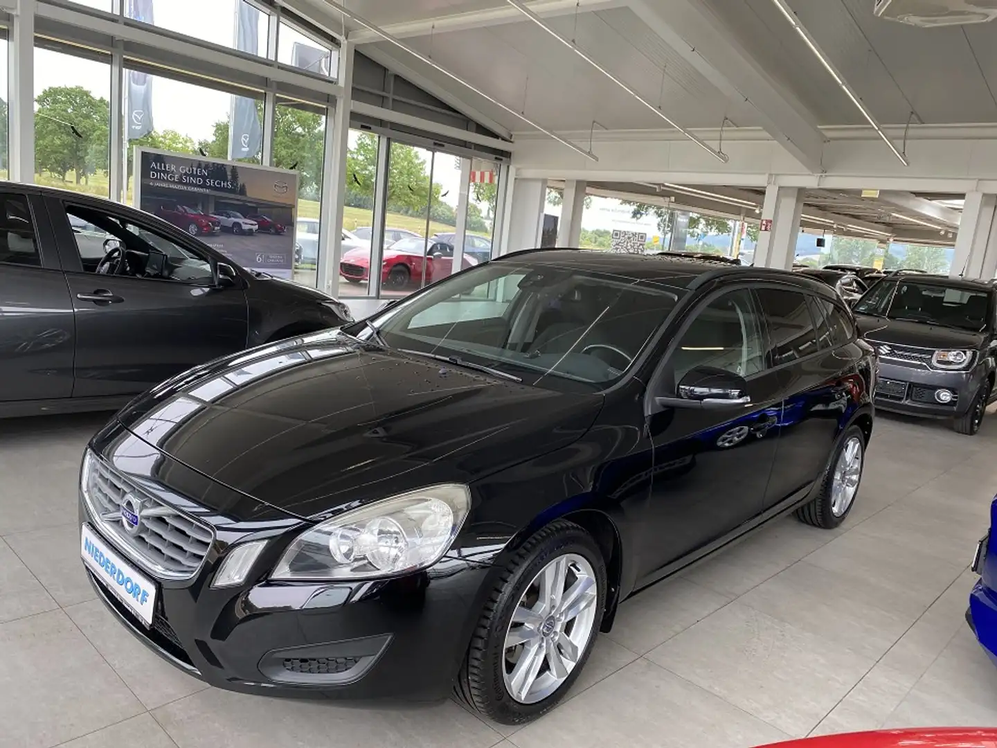 Volvo V60 1.6 Kinetic NAVI Tempom. Sitzhzg Parkpilot Schwarz - 1