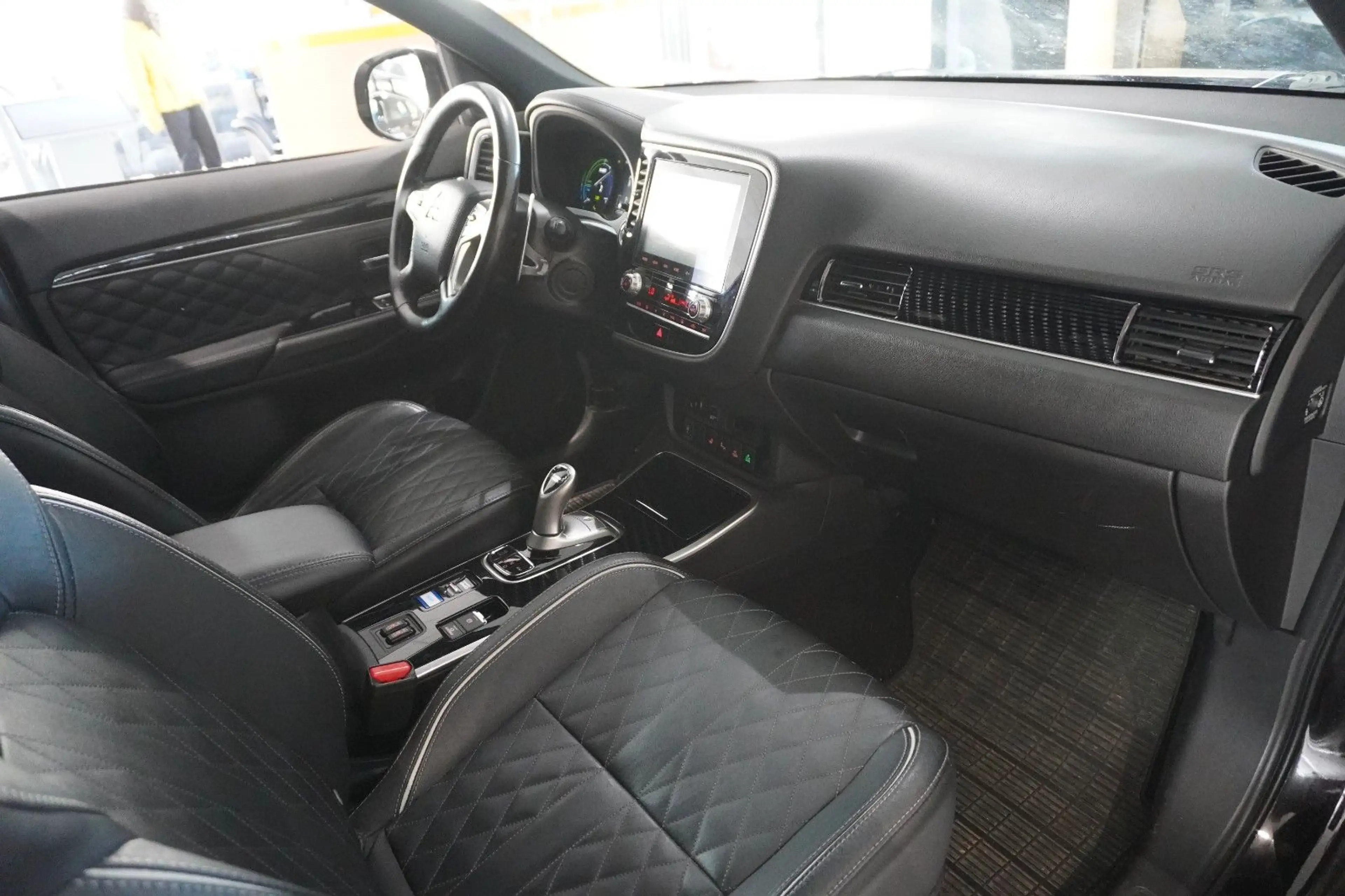 Mitsubishi Outlander 2.4 PHEV 4WD NAVI/LED/360°/LEDER/AHK — photo 41