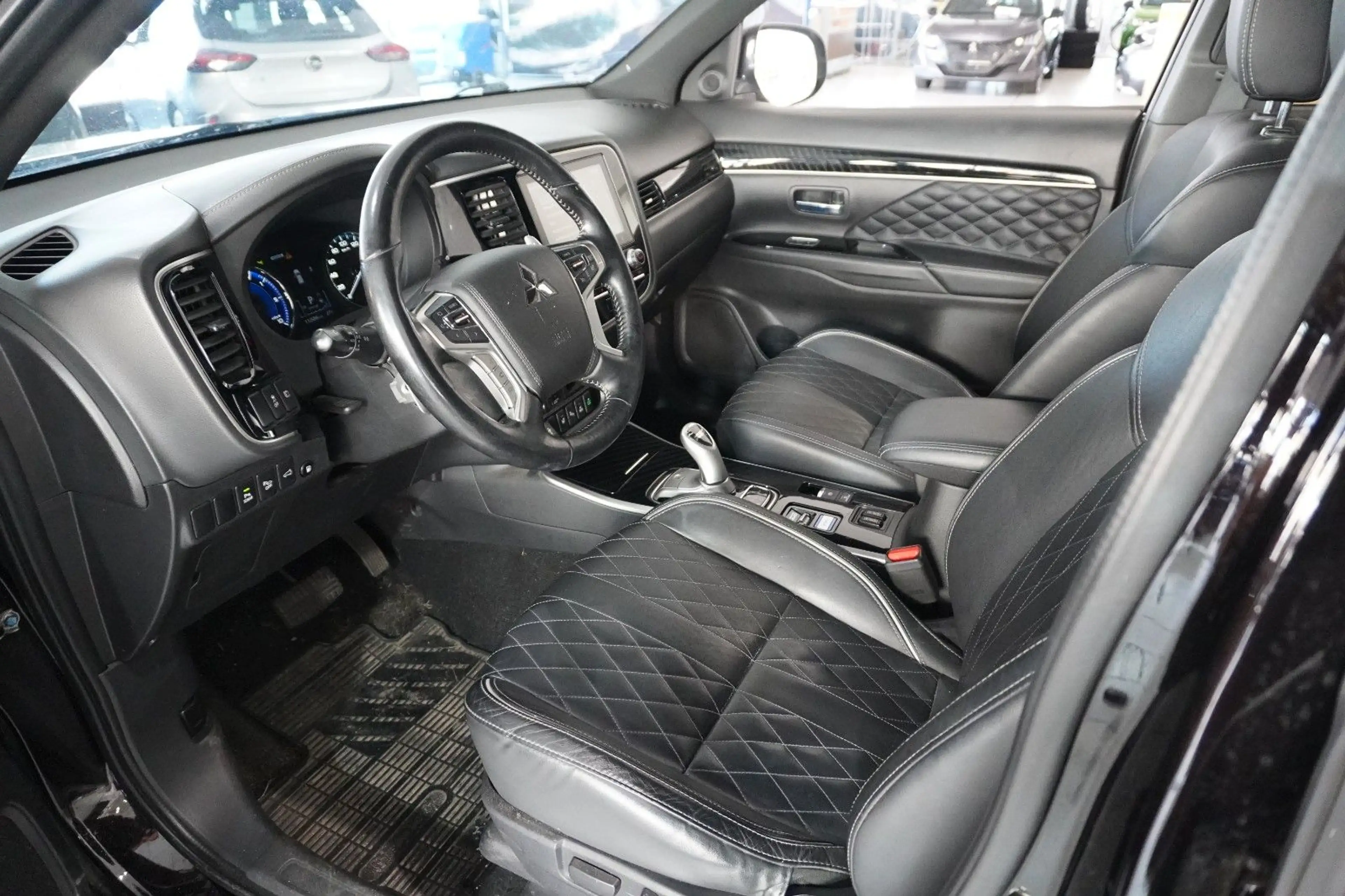 Mitsubishi Outlander 2.4 PHEV 4WD NAVI/LED/360°/LEDER/AHK — photo 18