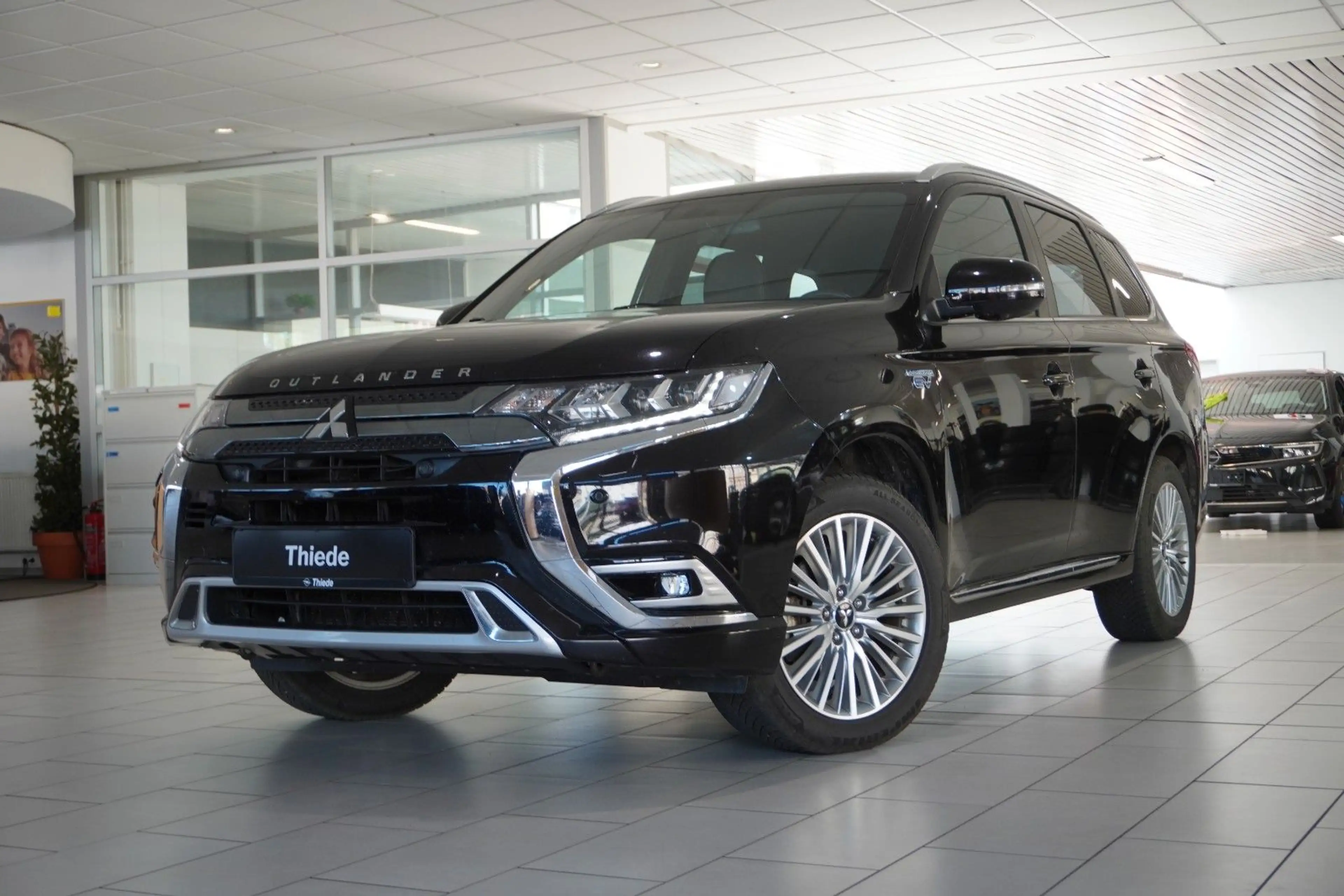 Mitsubishi Outlander 2.4 PHEV 4WD NAVI/LED/360°/LEDER/AHK — photo 4