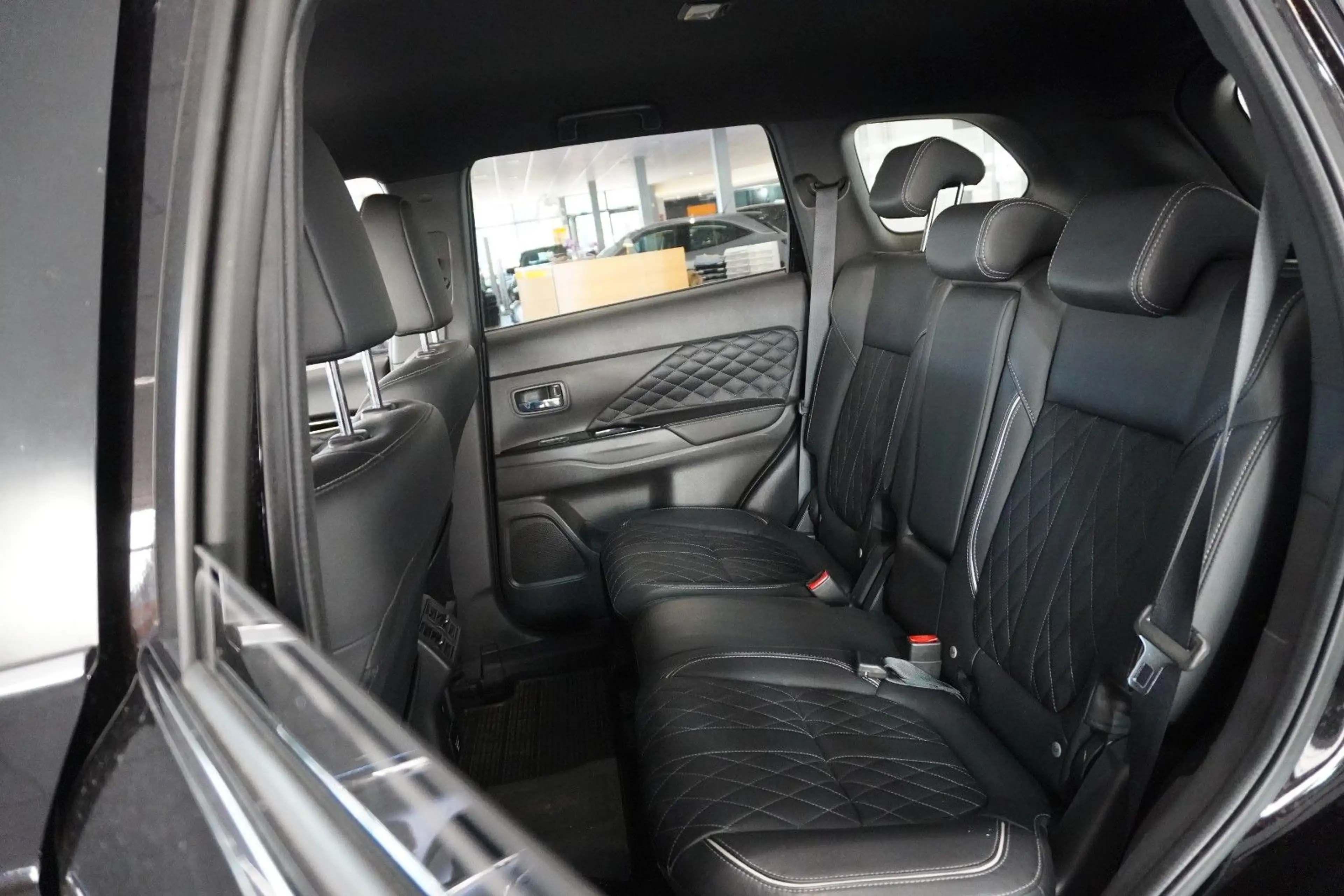 Mitsubishi Outlander 2.4 PHEV 4WD NAVI/LED/360°/LEDER/AHK — photo 39