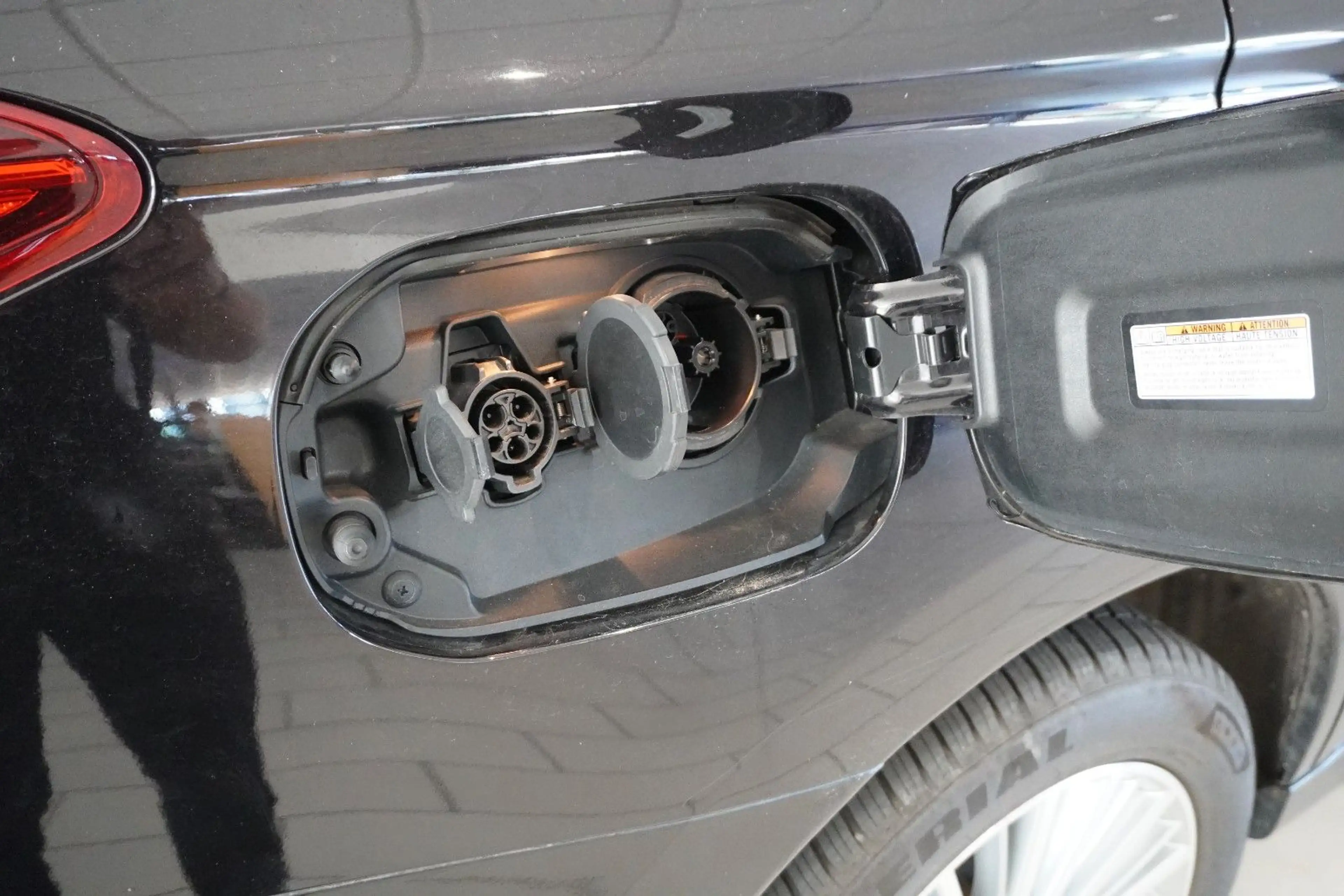 Mitsubishi Outlander 2.4 PHEV 4WD NAVI/LED/360°/LEDER/AHK — photo 11